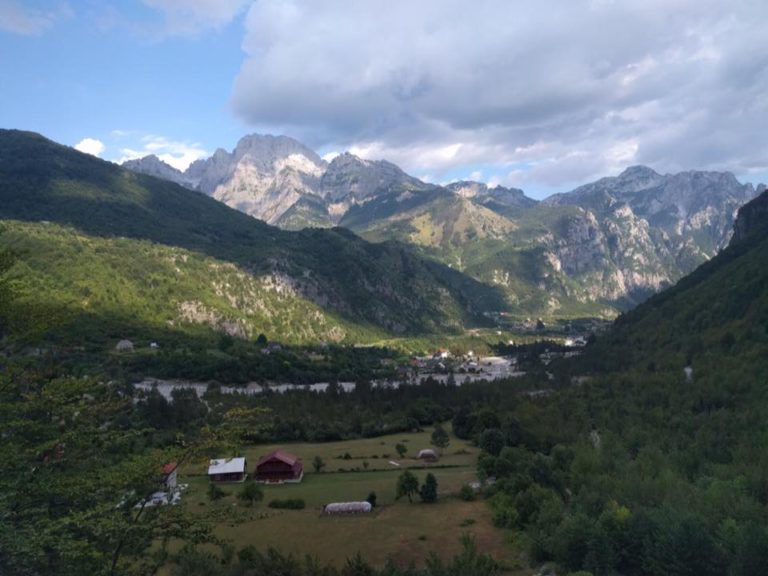 Горы в селе Тети в Албании