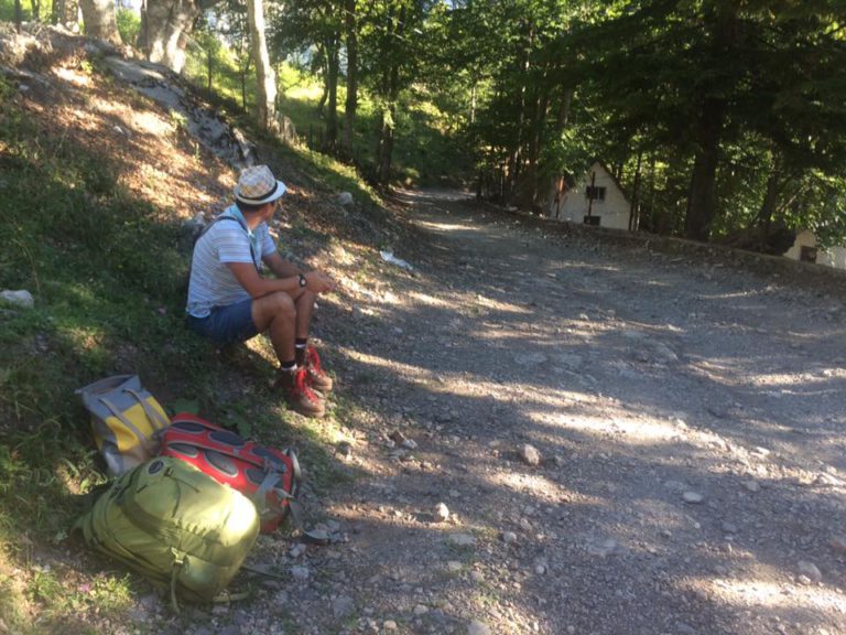 Ждем с мужем попутку в глухой албанской деревушке Тети