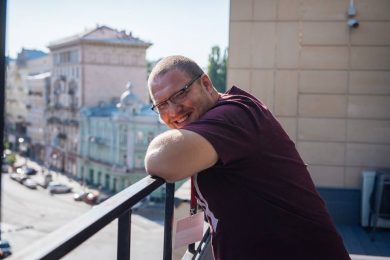 Булки с сосисками заполонили соцсети. Как Ян Монастырский развивает культуру уличной еды в Украине