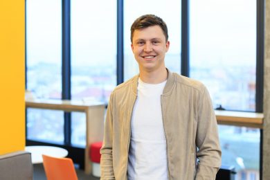 «Ходить на тренинги нужно за вдохновением. А все остальное время — работать». Как Артем Майдан зарабатывает на бизнес-конференциях