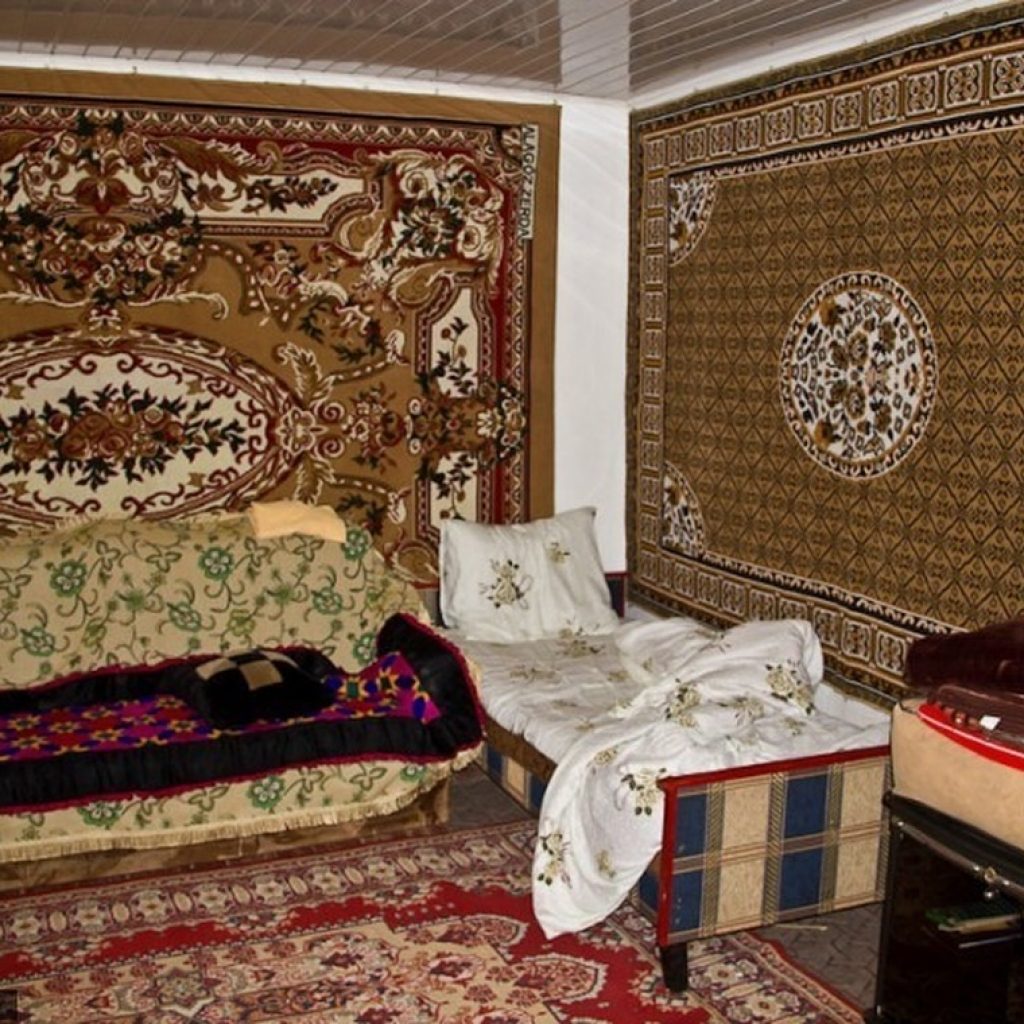 Квартира с ковром на стене