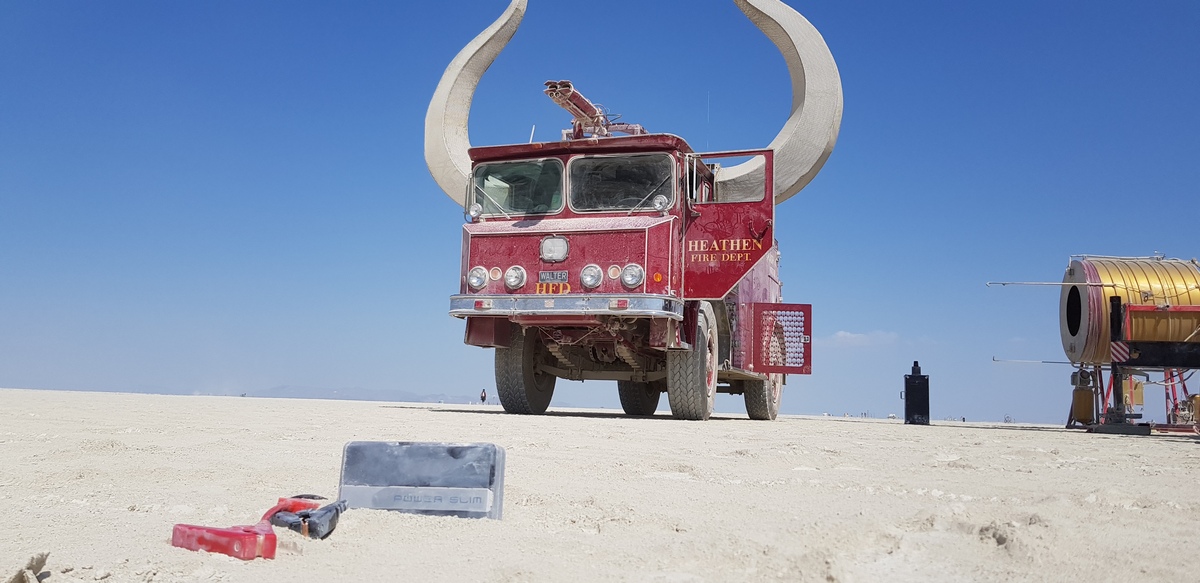 Павел Веселов и его павербанки на фестивале Burning Man