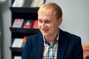 Як керувати сотнею творчих підлеглих і не збожеволіти? Досвід Антона Мартинова з «Нашого формату»