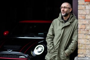Работает с Vogue, Rolls Royce и BMW. Как kartyna начинал с диджея на фабрике, а потом пришел в шоу-бизнес