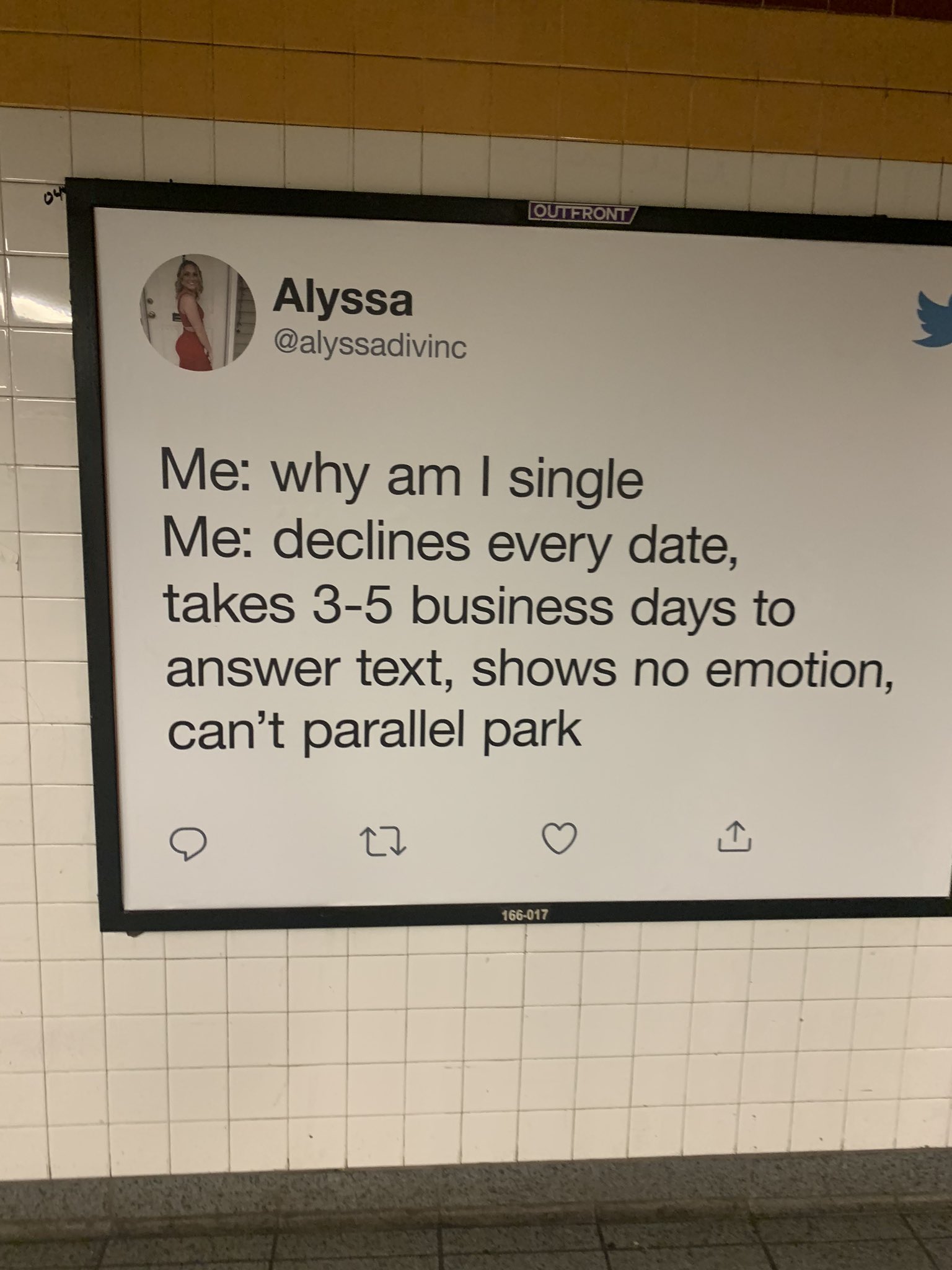 Твиты в метро. Источник фото: Twitter