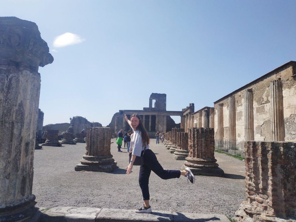 За время жизни в Италии, я посетила 10 разных городов от Аверсы до Рима. Однажды, был интересный опыт: я поехала в Амальфи, это 4 часа от Аверсы, пробыла в городе 2 часа и еще 4 часа езды обратно.