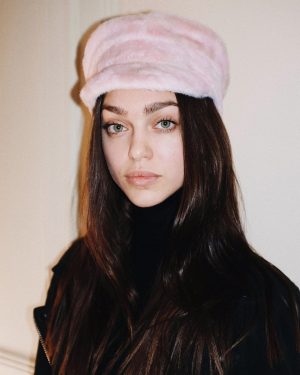 Модель Женя Катава в шляпе дизайнера Руслана Багинского. Источник фото: страница бренда в Instagram