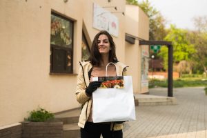 Эксперимент: я устроилась курьером в студию суши. Как работает ресторан на карантине