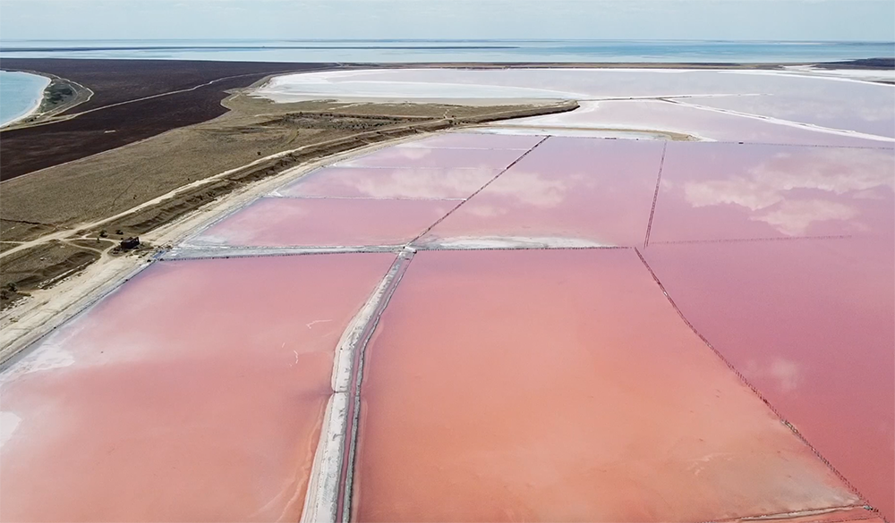 Розовое озеро - геническое озеро