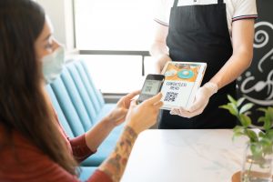 Заказы через QR-код и киоск самообслуживания. Как вашему ресторану не терять клиентов в 2021 году