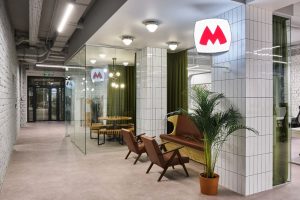 Переговорка «Стекляшка» и фотозона «Метро»