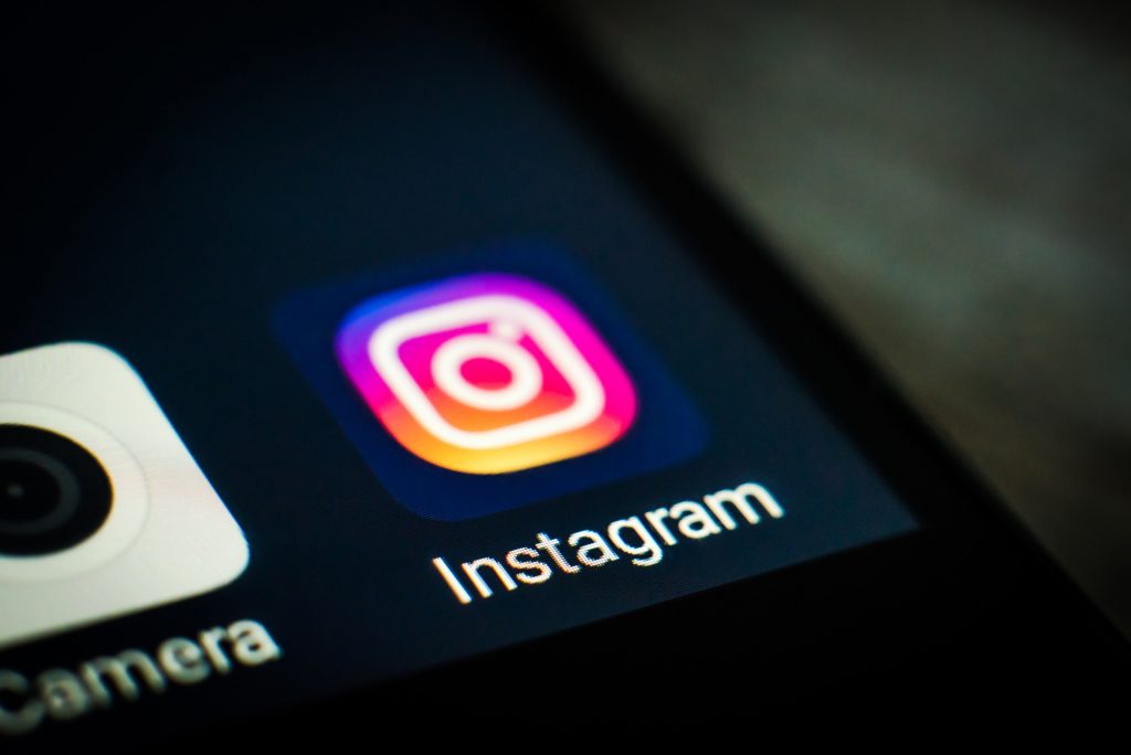 Instagram начал тестировать функцию платной подписки. Пока что платно подписаться можно на десять аккаунтов создателей контента.