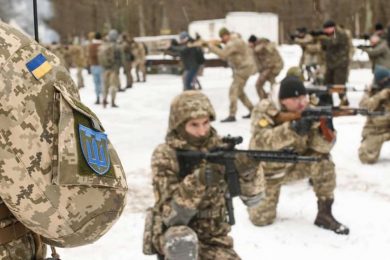 Територіальна оборона Збройних Сил України просить блокувати пересування військової техніки власними силами. Але не наближатися до місць, де веде бій українська армія. 