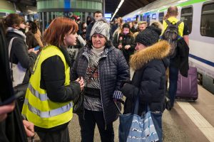 Куди звертатись українцям за кордоном, якщо потрібна допомога: список організацій і центрів для переселенців