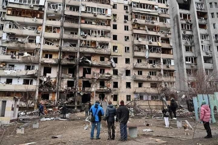 Розбомблений будинок в Україні після вторгнення росії