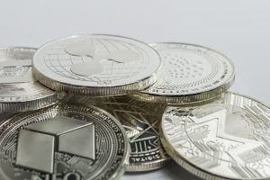 Чим відрізняються альткоїни від біткоїнів і чи варто в них інвестувати