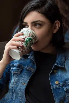 Девушка пьет кофе Старбакс Starbucks 