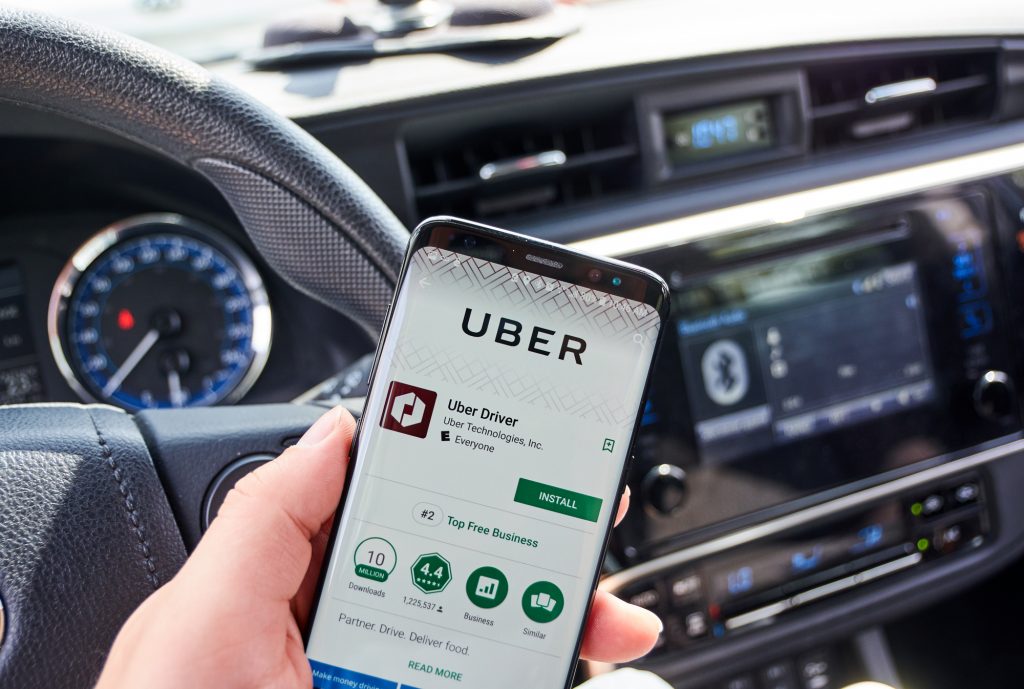 Uber порушував закон і створював проблеми своїм водіям, компанію покривав Макрон. Переказуємо велике розслідування