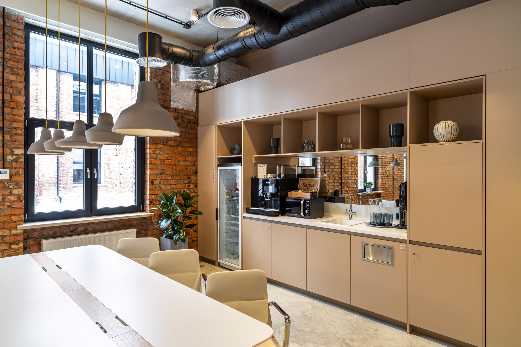 Офіси Spaces та Regus
