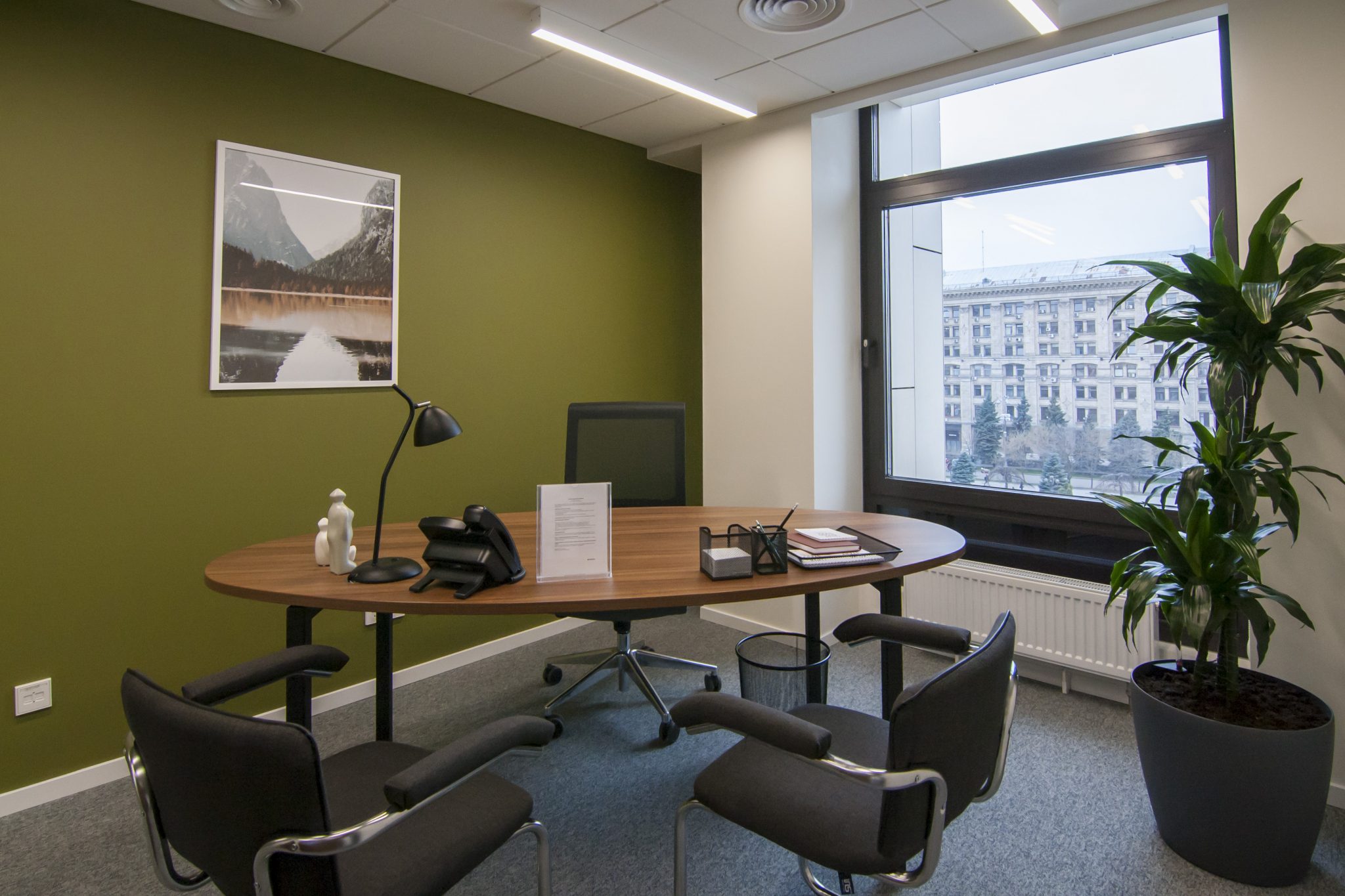 Офіси Spaces та Regus