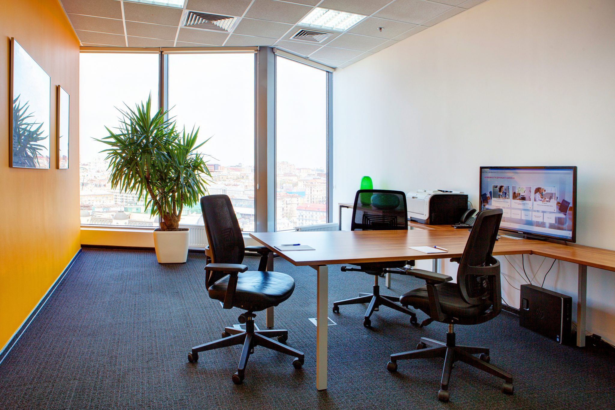 Офіси Spaces та Regus