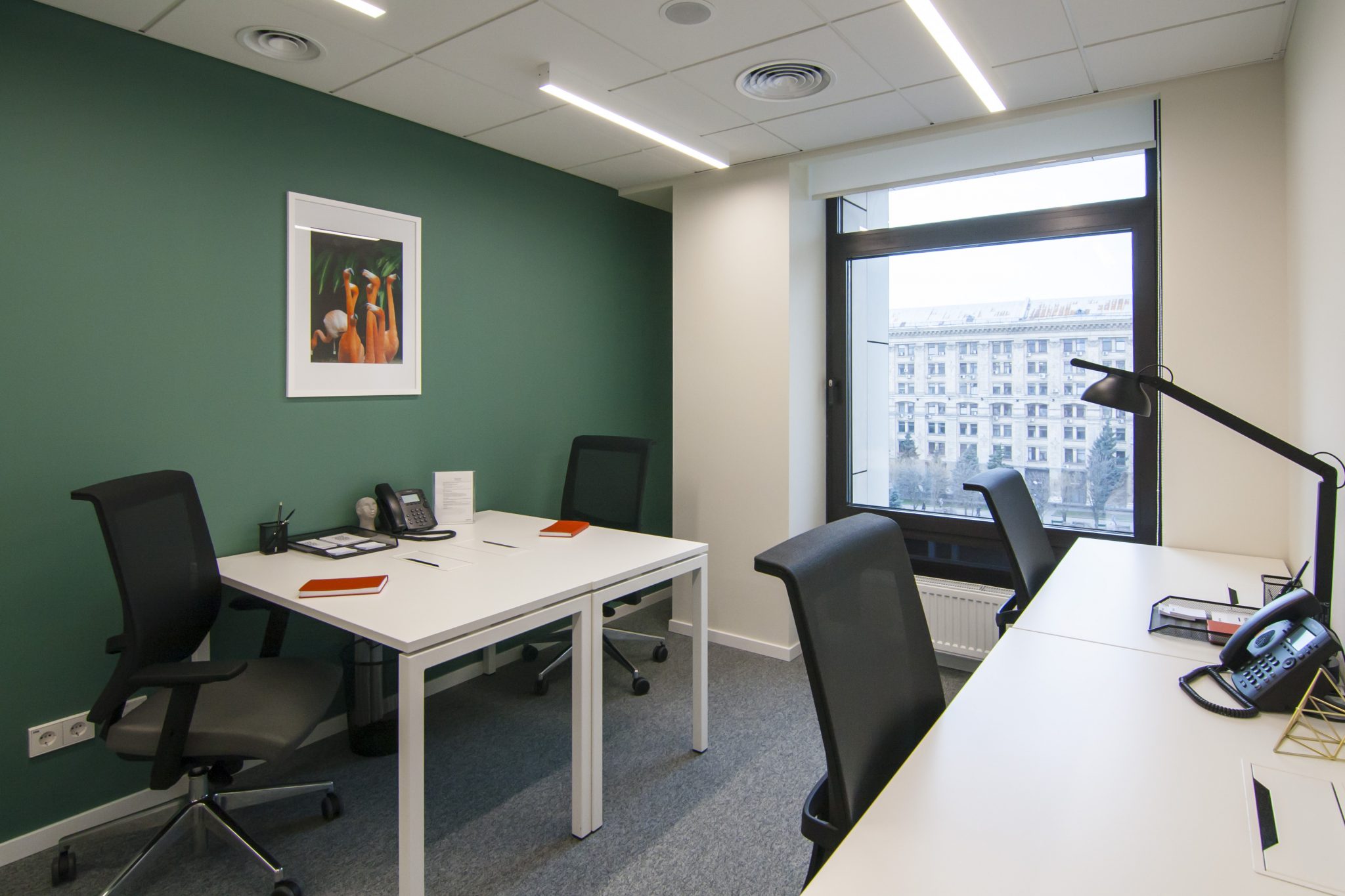 Офіси Spaces та Regus