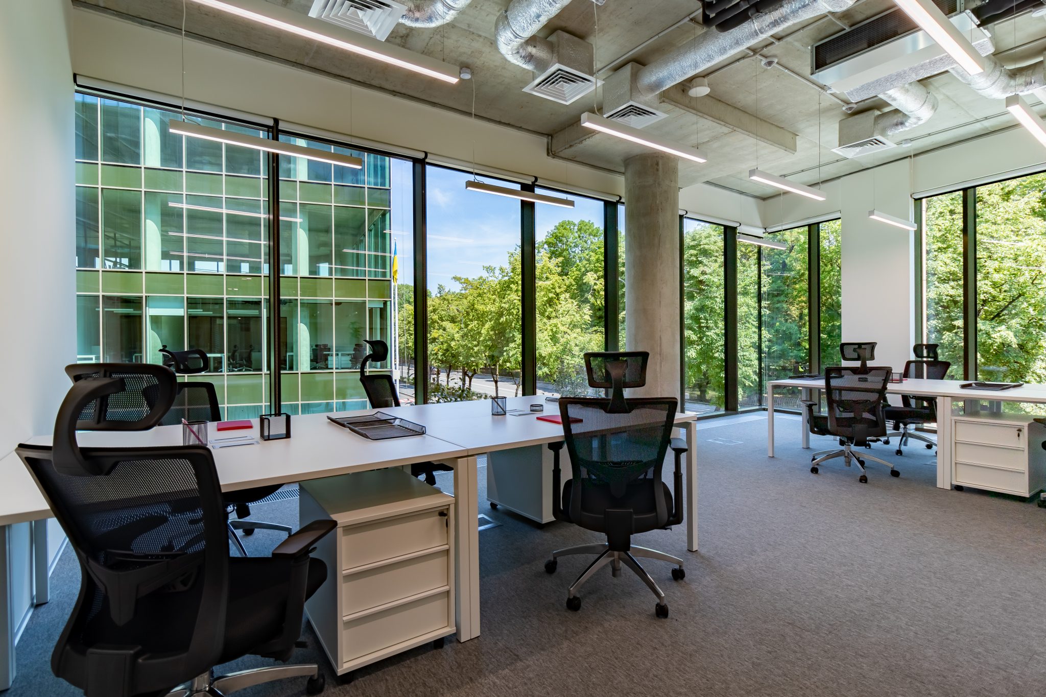 Офіси Spaces та Regus