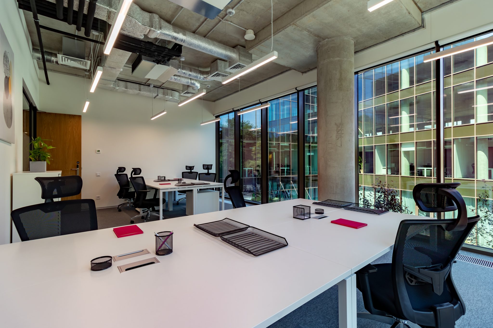 Офіси Spaces та Regus