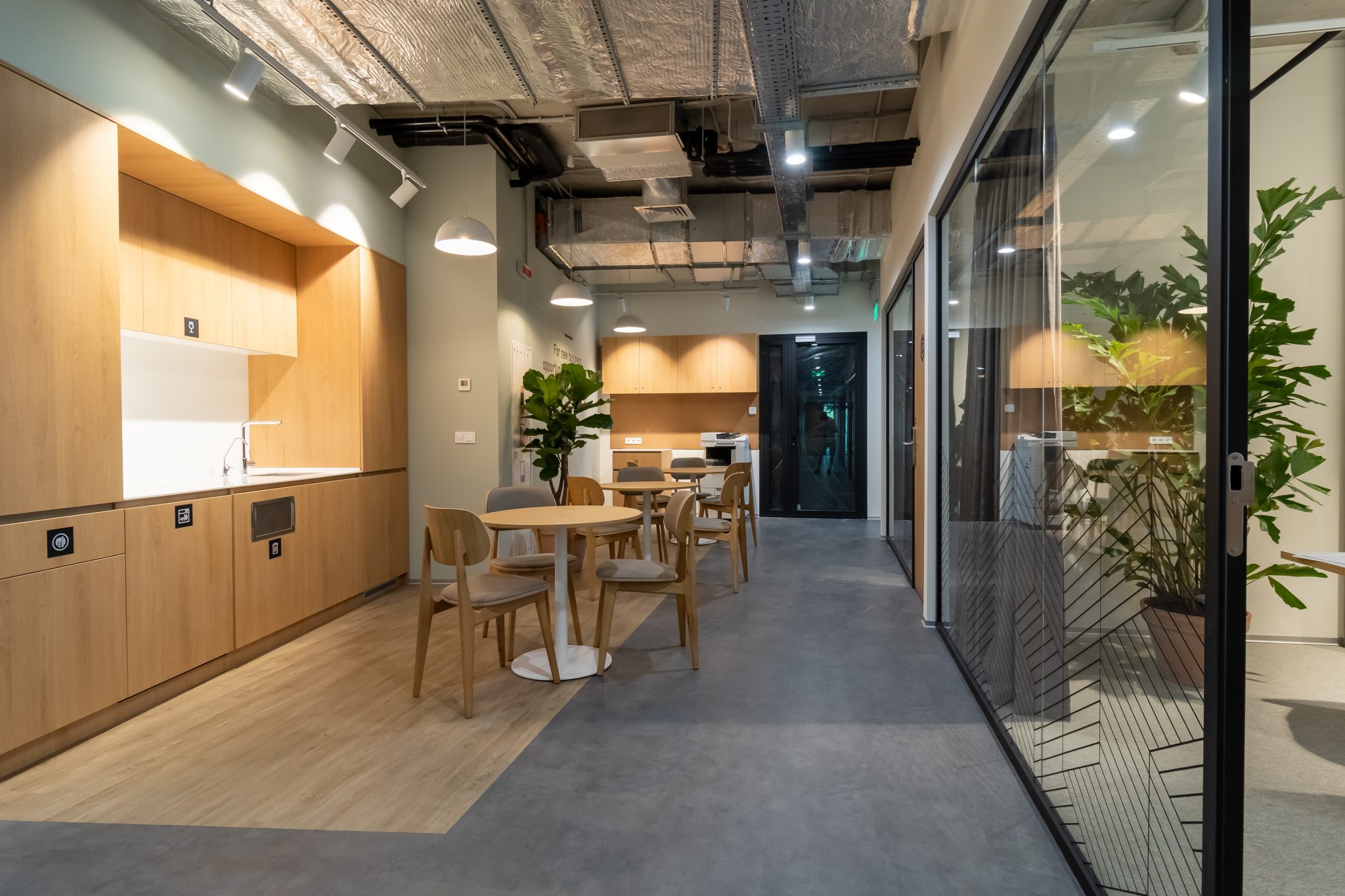 Офіси Spaces та Regus