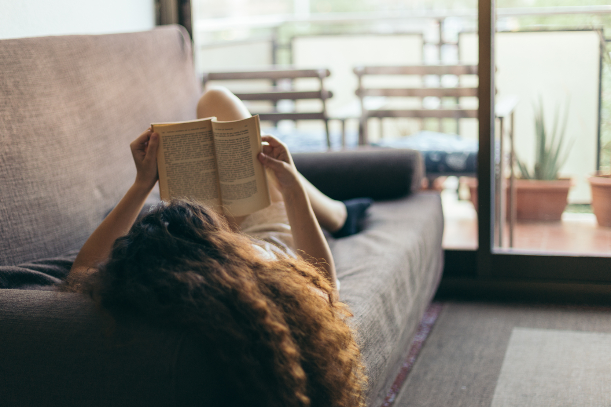 Женщина читает книгу фото