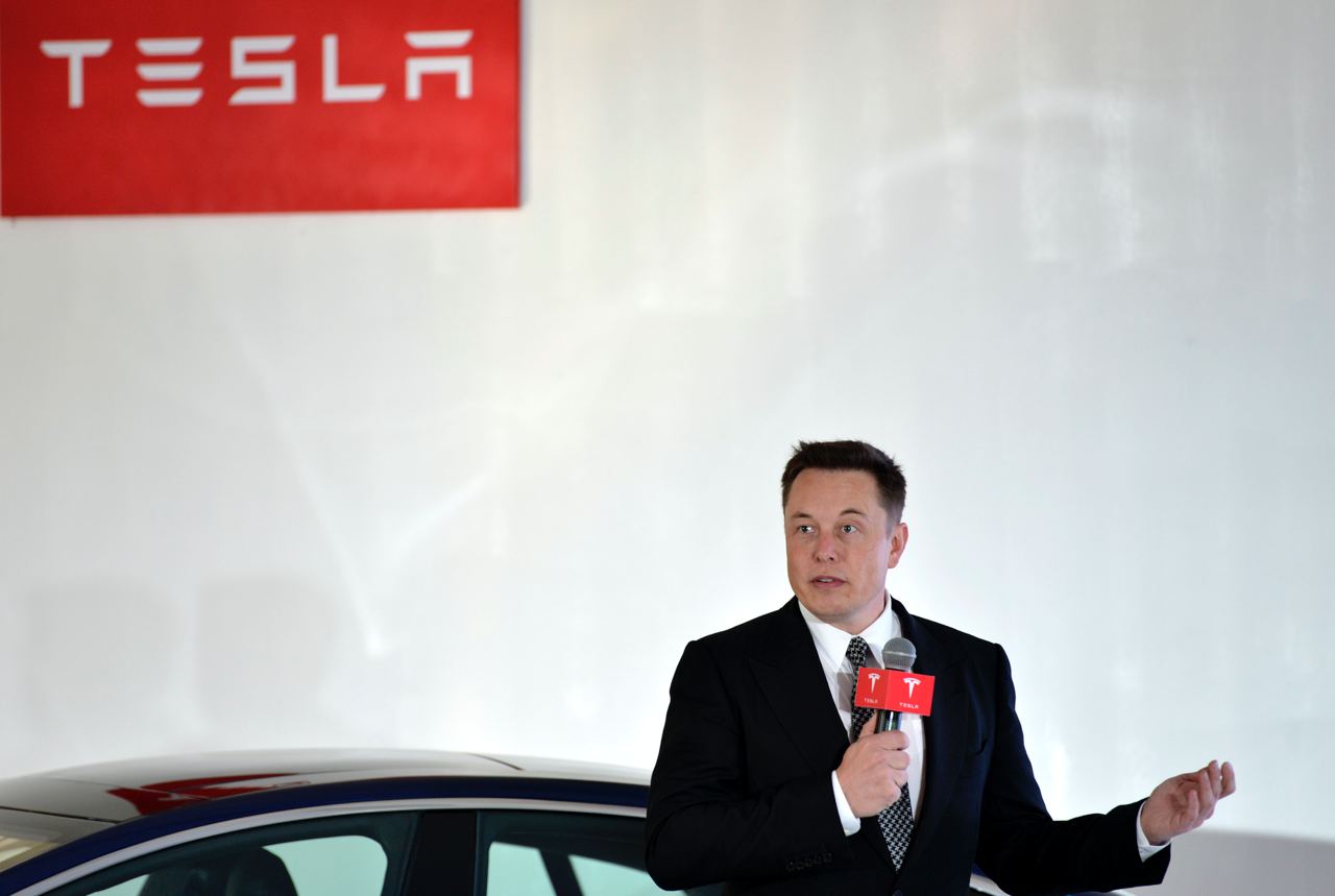 Незадоволений функціями автопілоту власник Tesla подав у суд на Ілона Маска