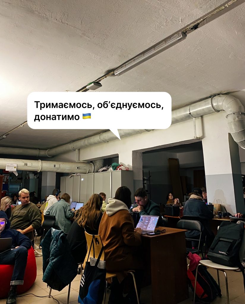 Співробітники компанії Headway в укритті