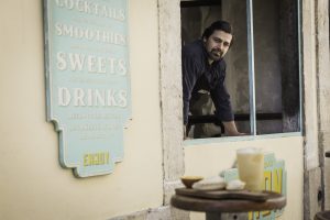 Власник невеликої кав'ярні в Португалії