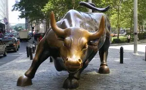 Бронзовая статуя «Атакующего быка» 