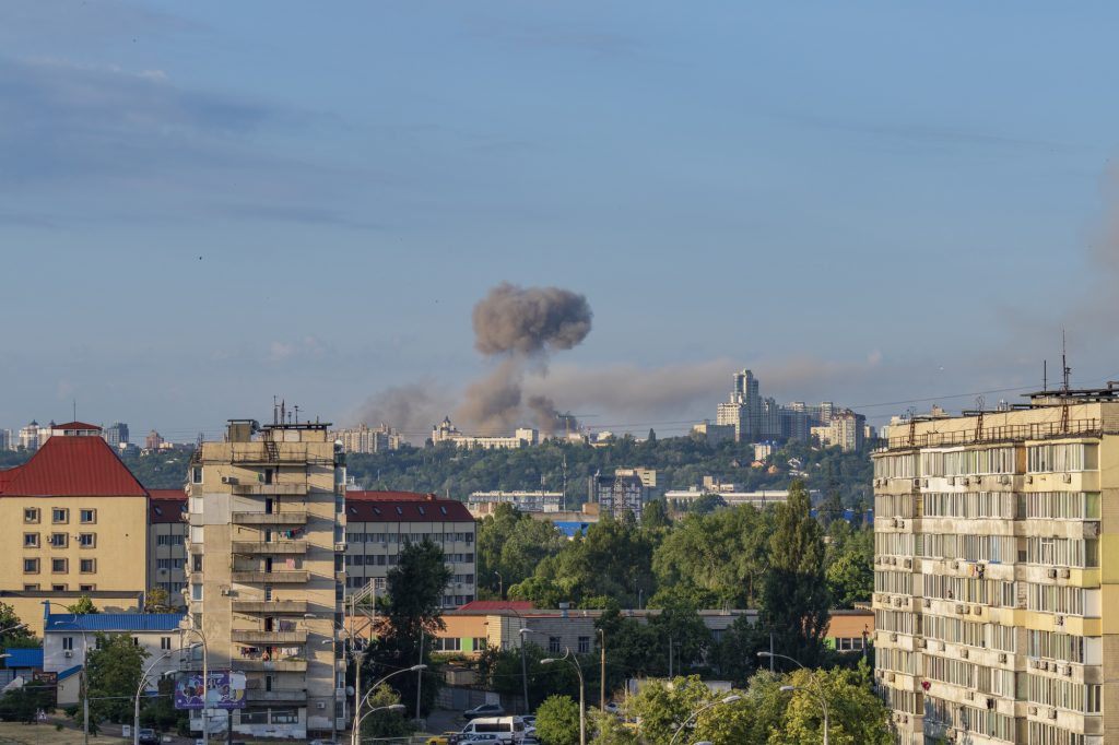Бомбардування житлових кварталів росіянами в Україні