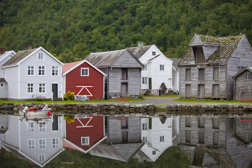 Традийційні дерев'яні будинки в Норвегії