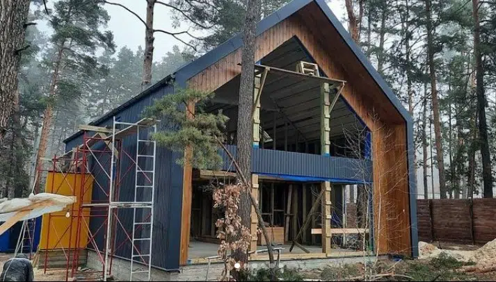 Будівництво барнхауса у лісі
