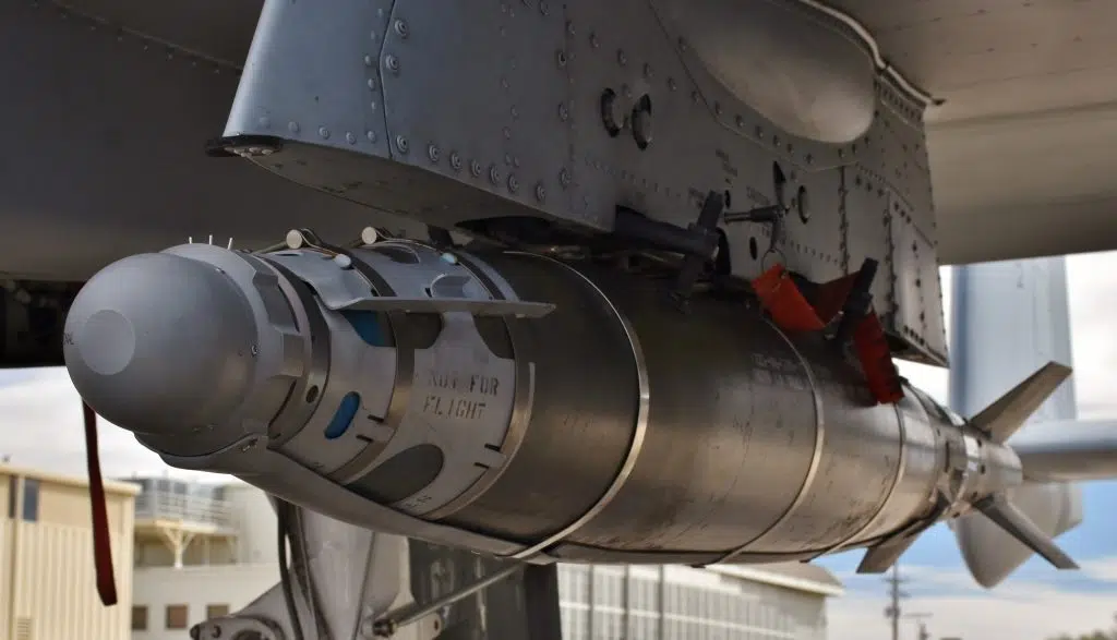 Управляемая бомба JDAM под крылом штурмовика А-10 ВВС США 