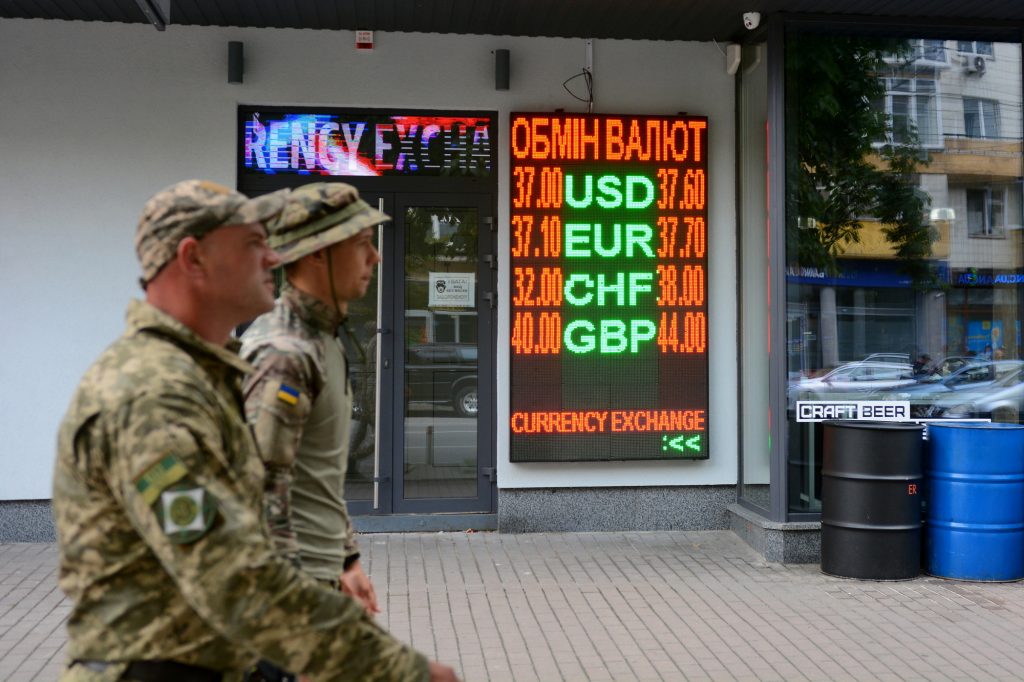 Де і як купити долари в Україні під час війни за офіційним курсом