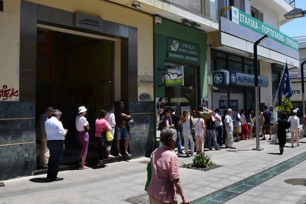 Афіни, Греція - 1 липня 2015: Довга черга людей чекає грошей з банкомату