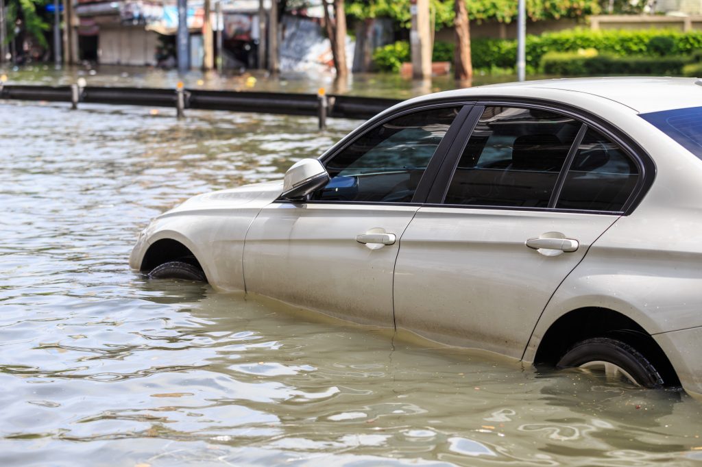 Car parking on the street and show level of water flooding in Ba