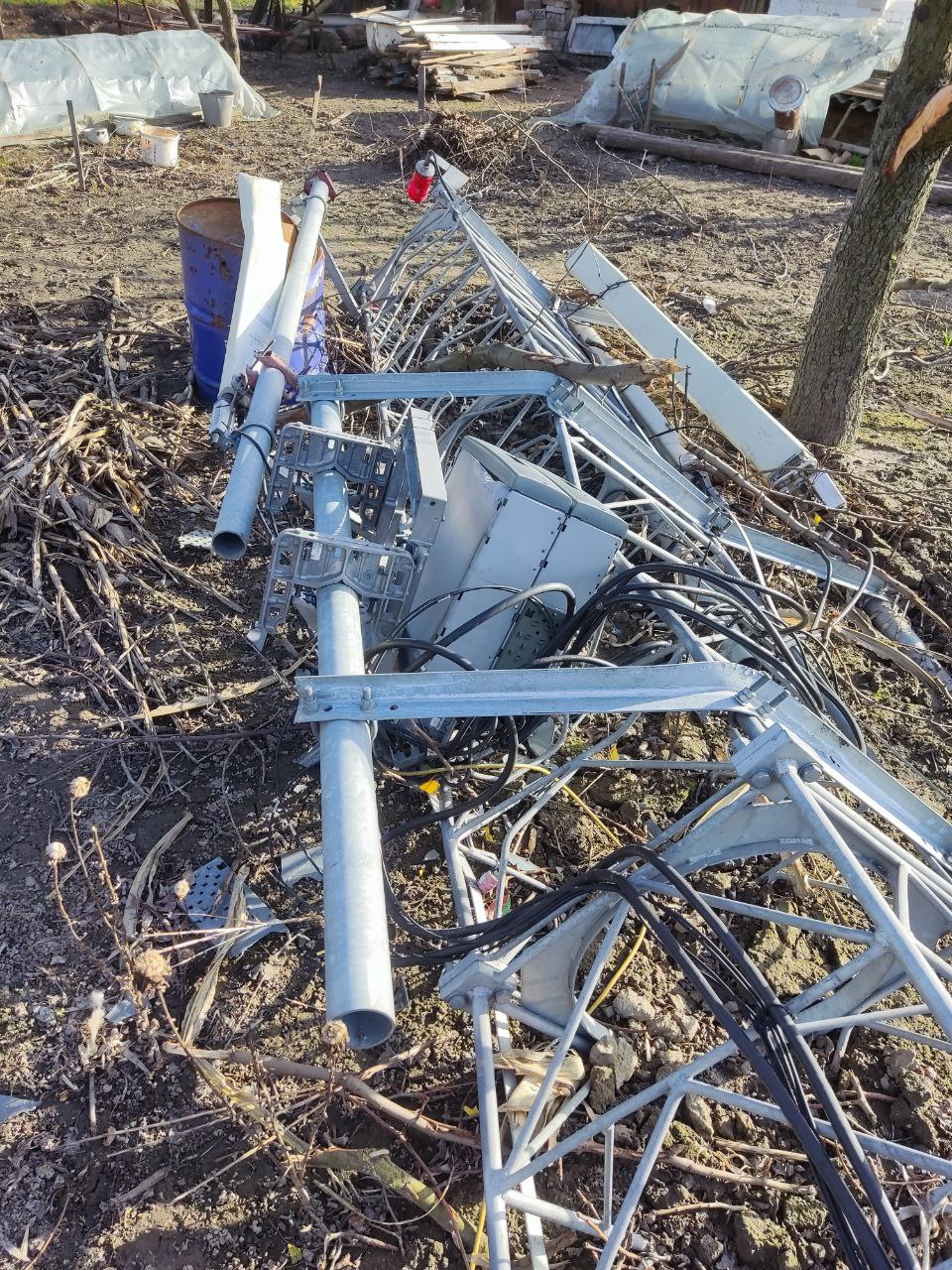 Разрушенное и расстрелянное оборудование Vodafone после оккупации. Фото предоставлено компанией