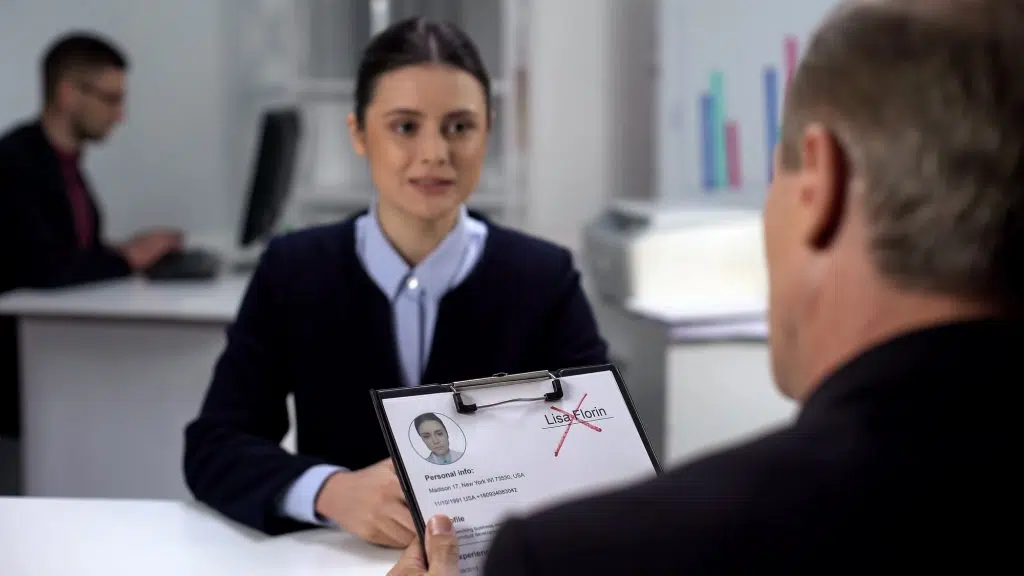 HR manager refusing female applicant, crossed name in resume, failed interview