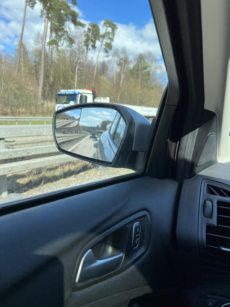Праця нічого не коштує, якщо люди ще можуть працювати заправниками. Я не був в Україні понад рік, і ось мої враження