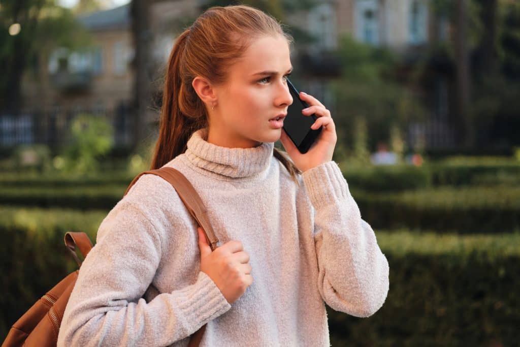 говорить по телефону
