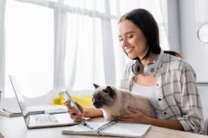 Будьте открыты к не связанным с работой разговорам в соцсетях. Как сохранить контакт с коллегами во время удаленной работы