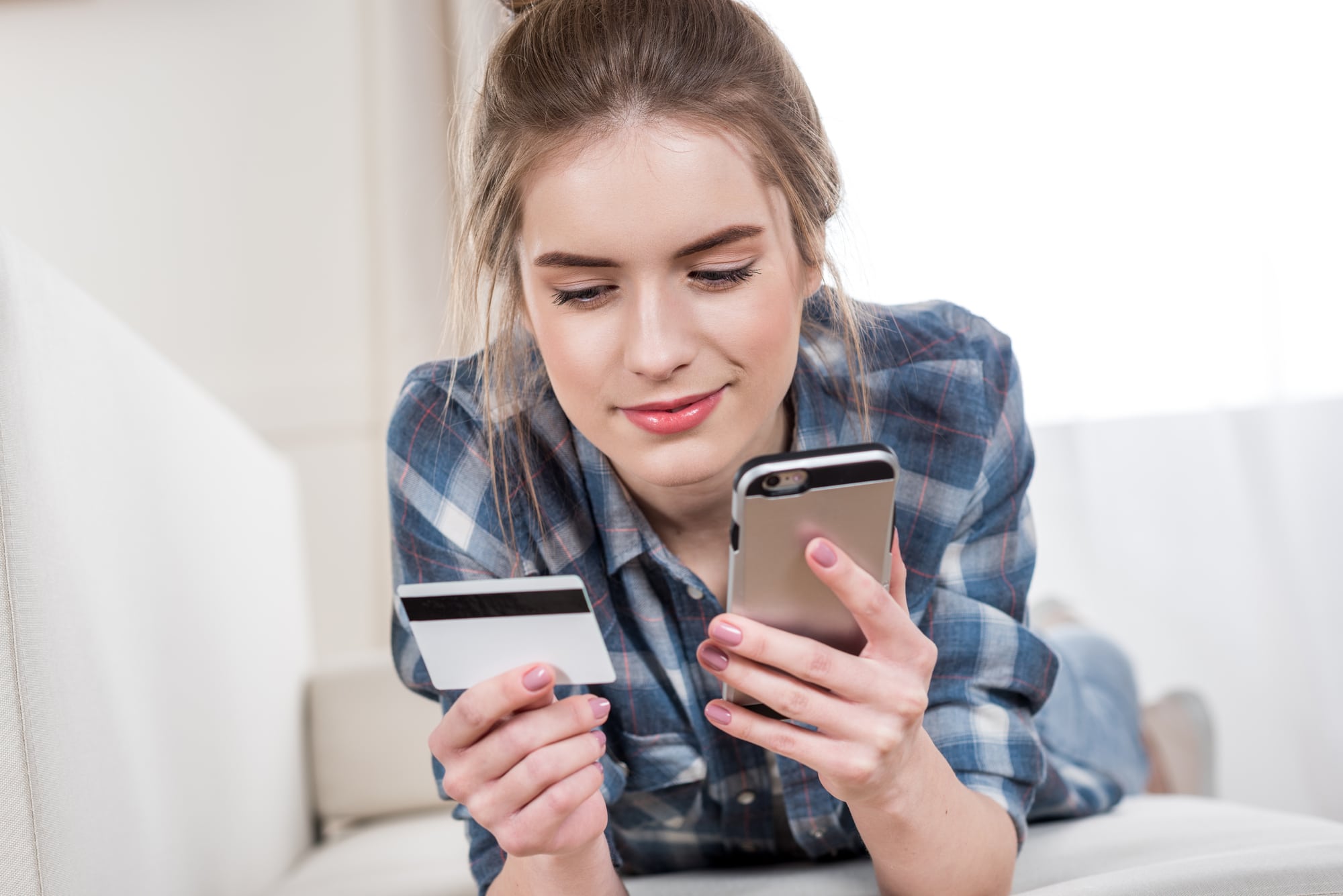 A woman is going to pay with a credit card on the Internet