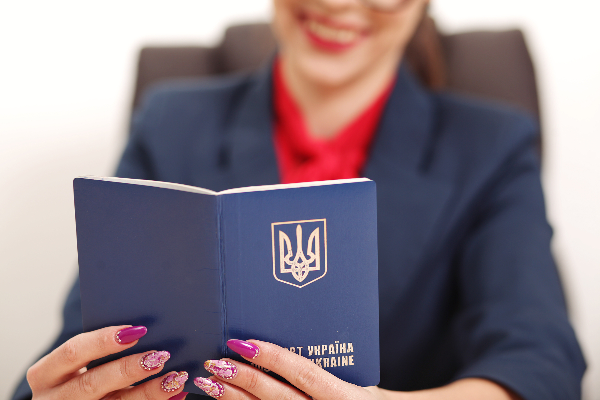 Жінка тримає паспорт громадянина України
