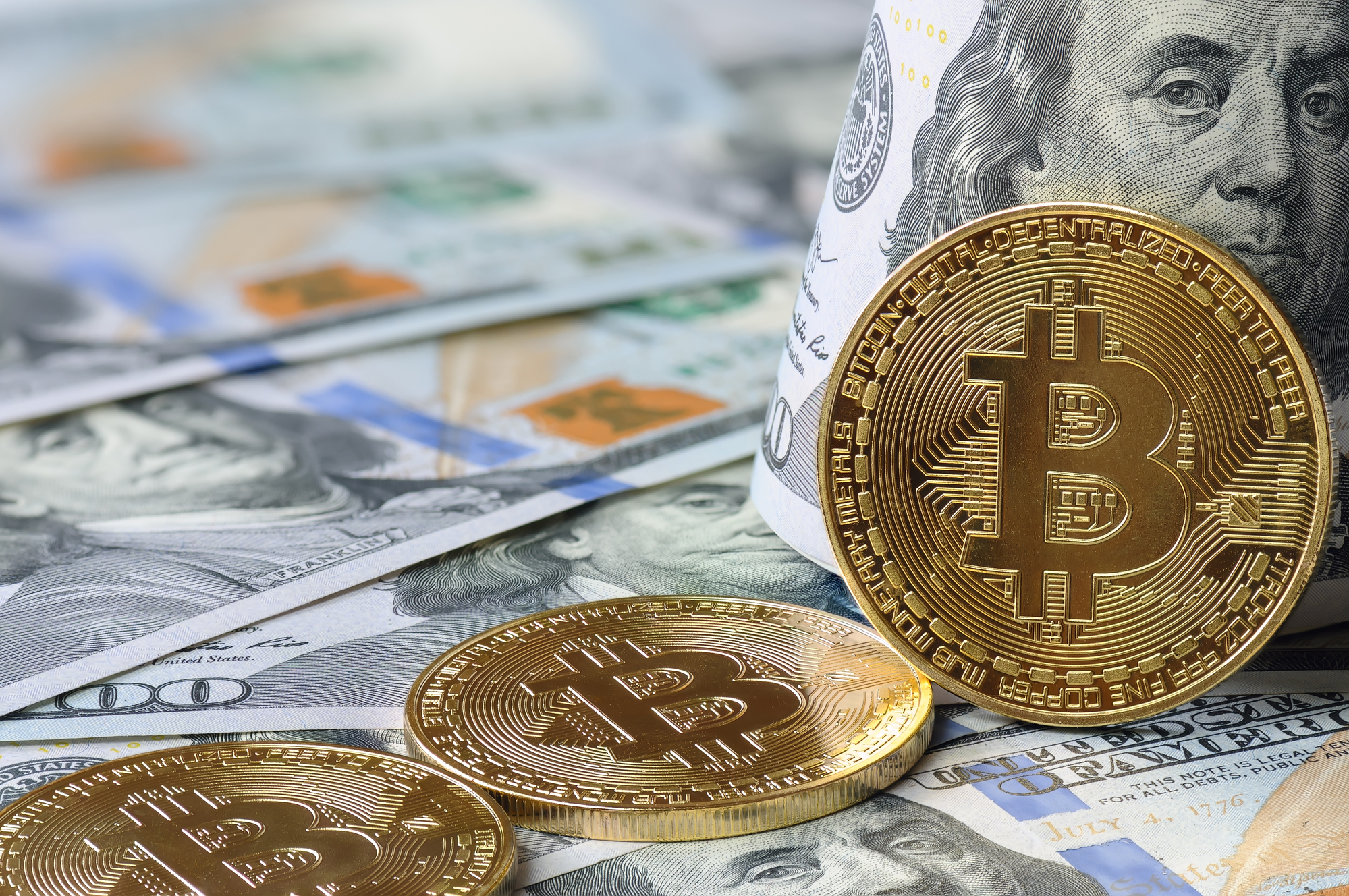 Bitcoin і долари