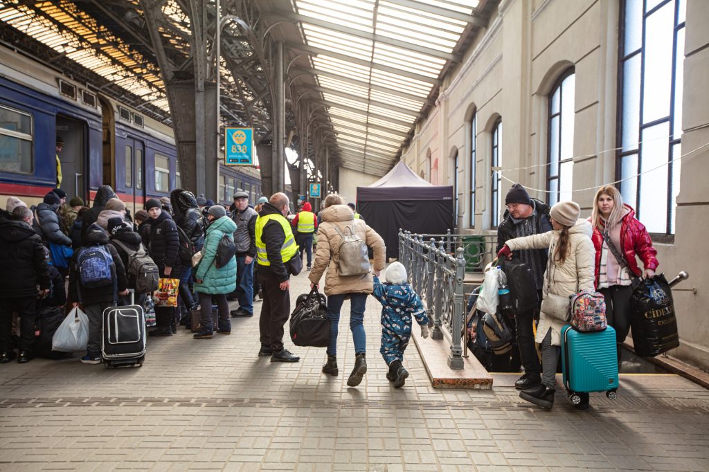 Люди на вокзале во Львове